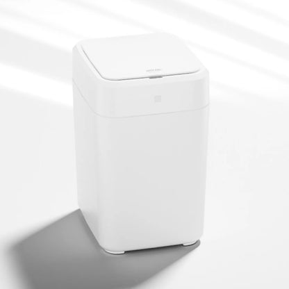 Self-sealing smart trash can